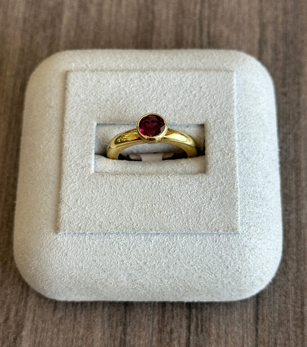 18k Yellow Gold Round Mozambique Garnet Ring